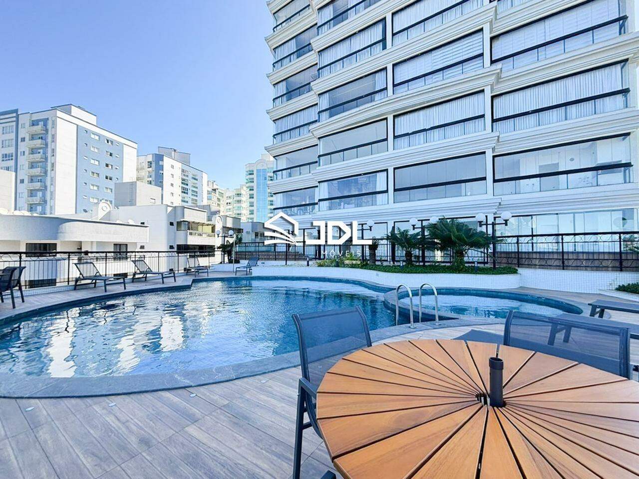 Apartamento à venda no bairro Meia Praia: 