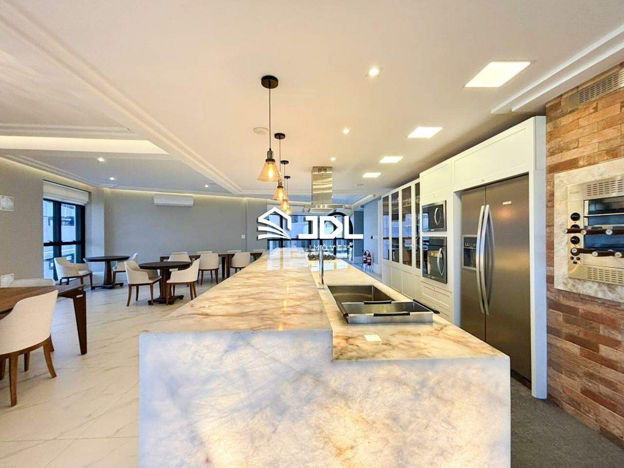 Apartamento à venda no bairro Meia Praia: 