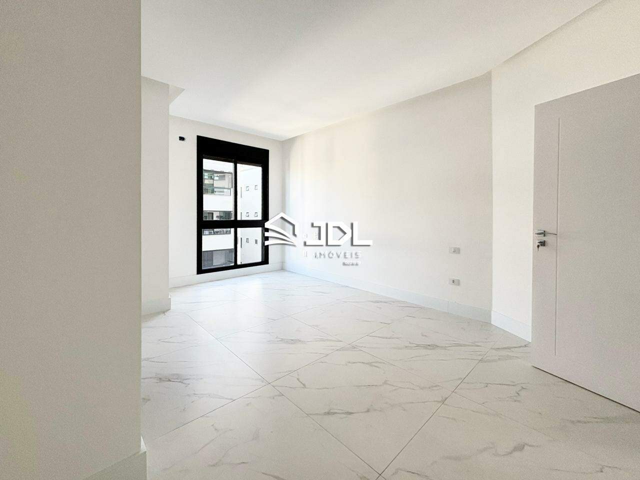 Apartamento à venda no bairro Meia Praia: 