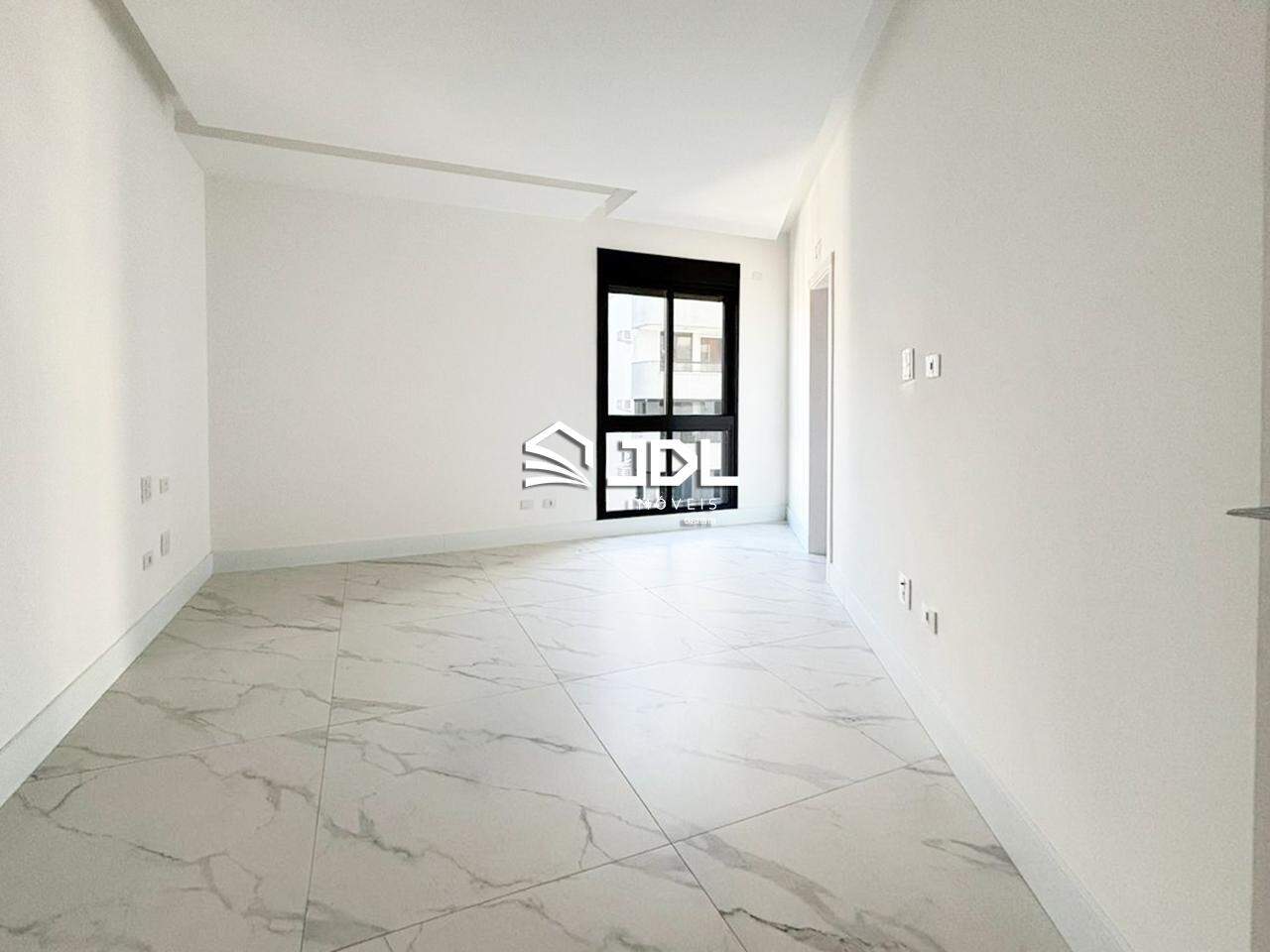 Apartamento à venda no bairro Meia Praia: 