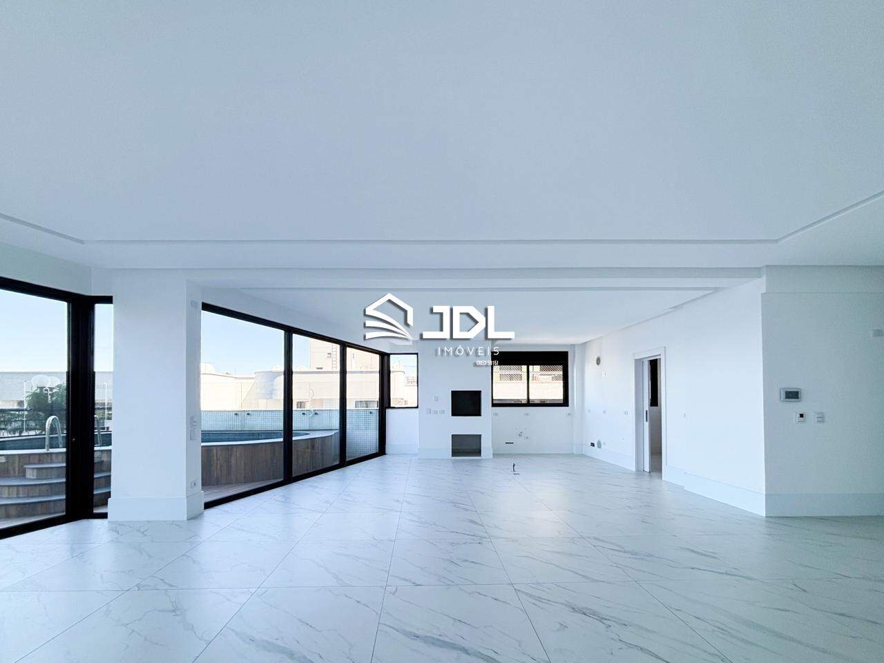 Apartamento à venda no bairro Meia Praia: 