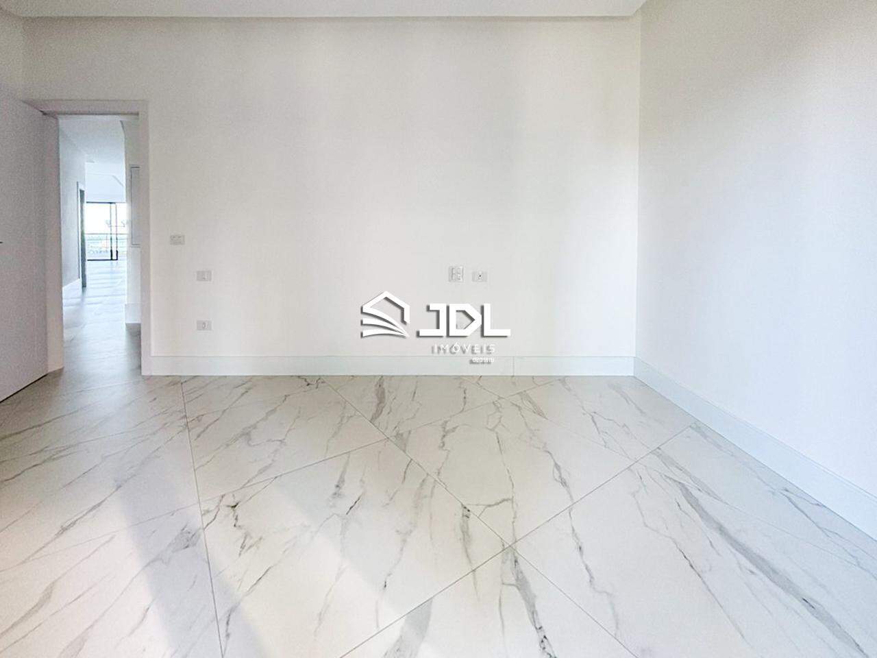 Apartamento à venda no bairro Meia Praia: 