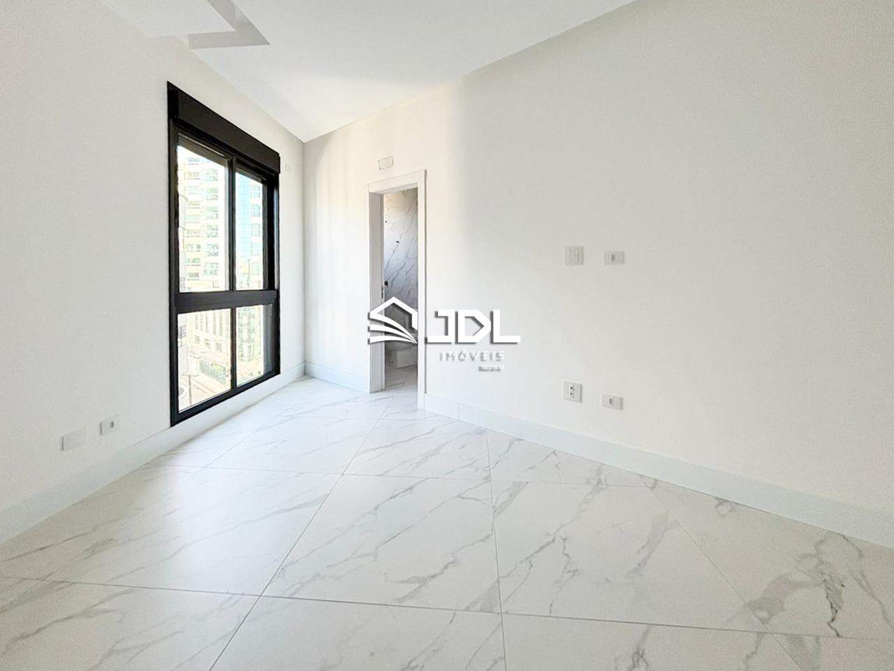 Apartamento à venda no bairro Meia Praia: 