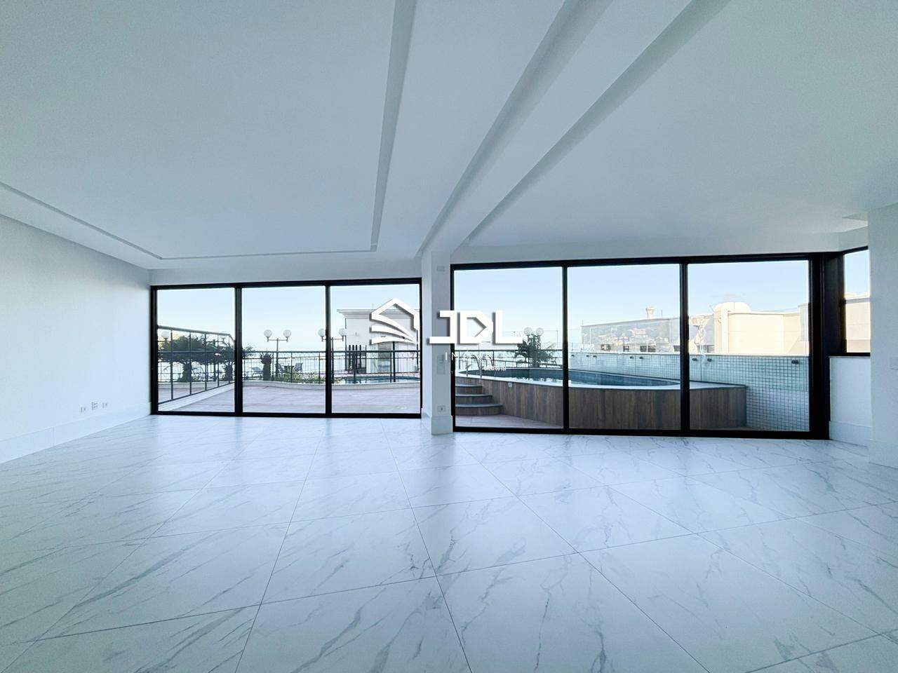 Apartamento à venda no bairro Meia Praia: 
