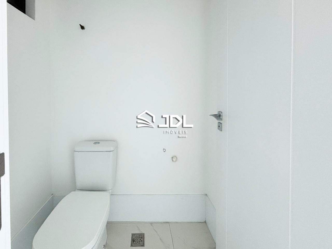 Apartamento à venda no bairro Meia Praia: 