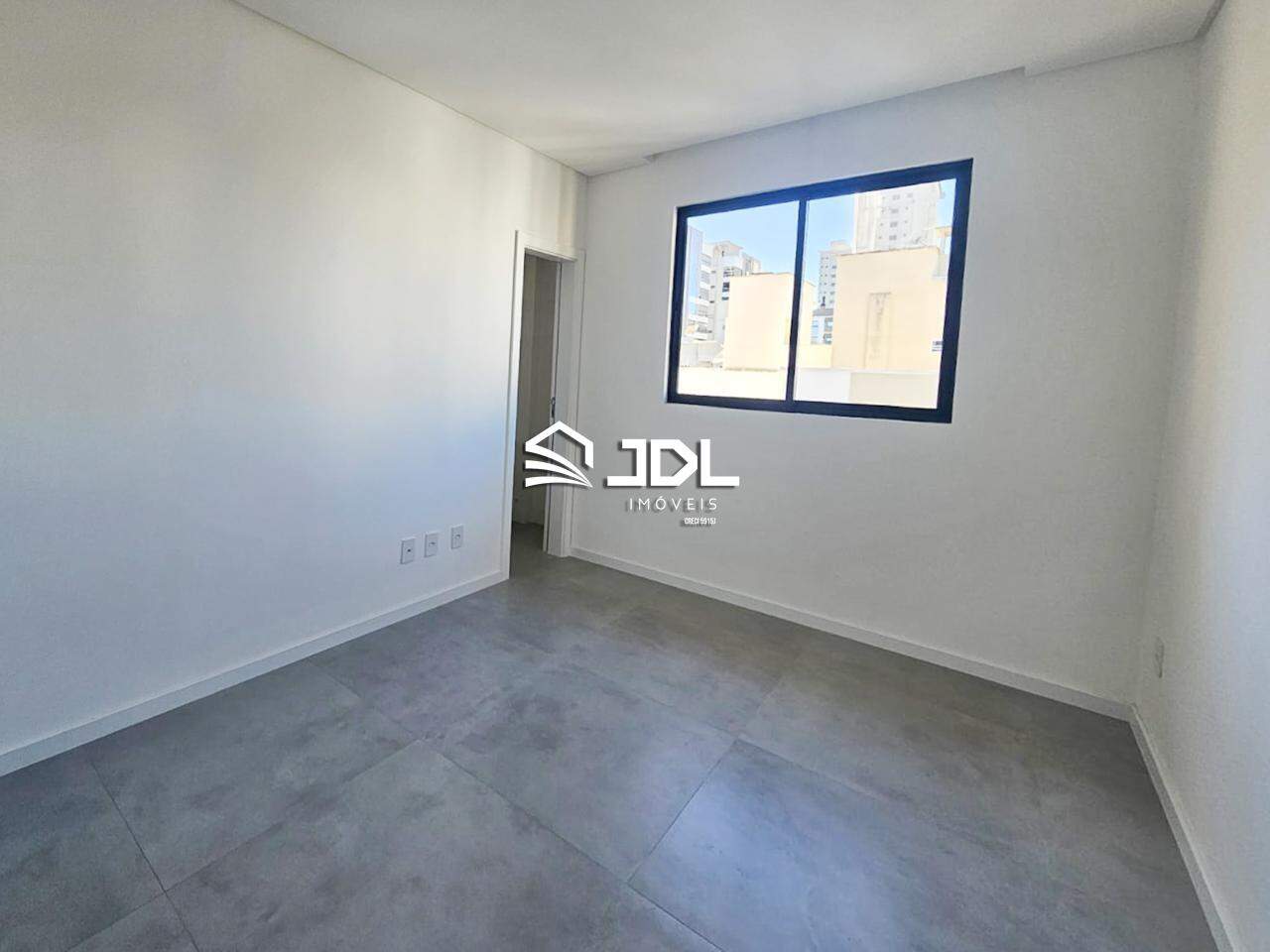Apartamento à venda no bairro Meia Praia: 