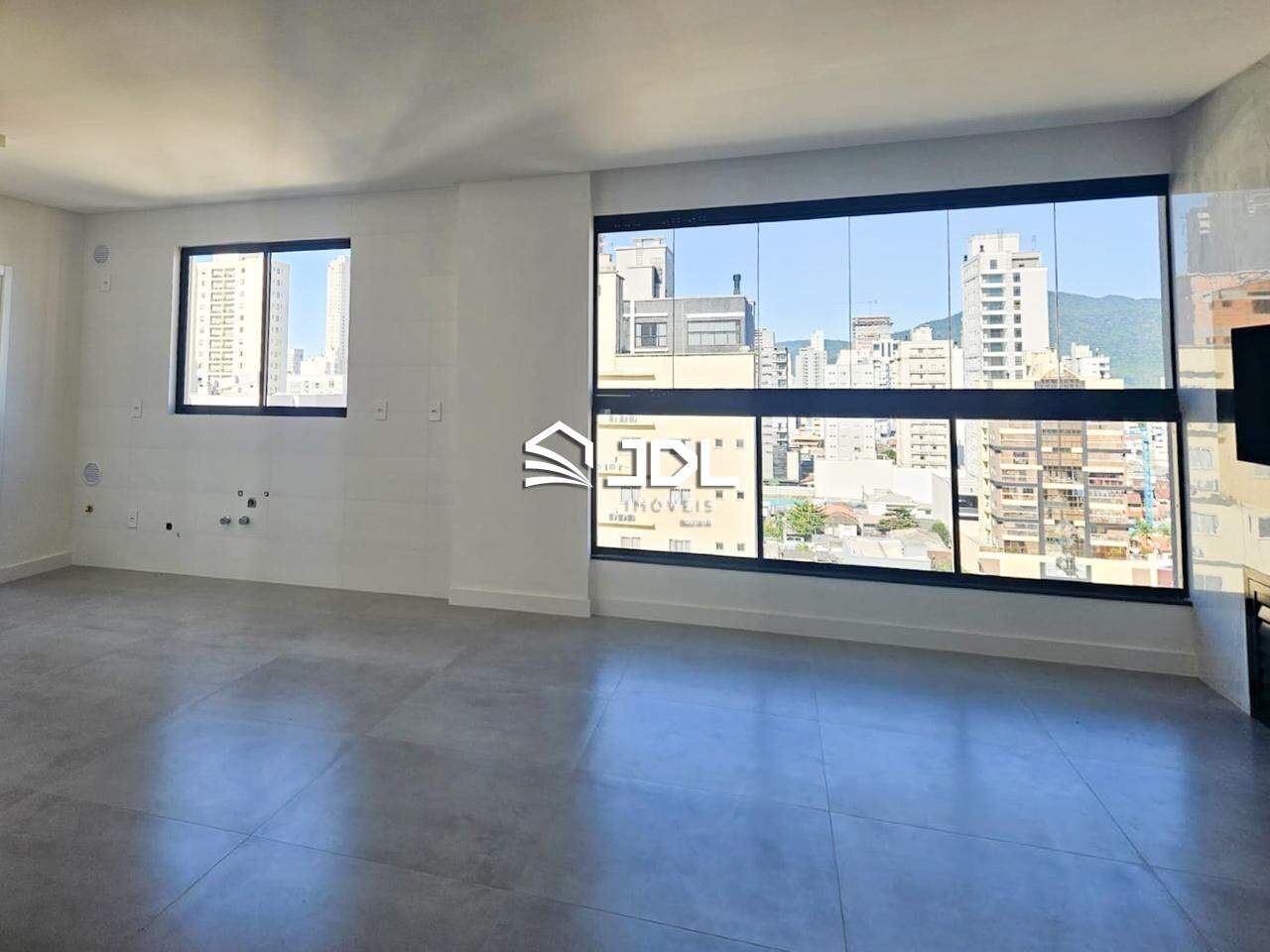 Apartamento à venda no bairro Meia Praia: 