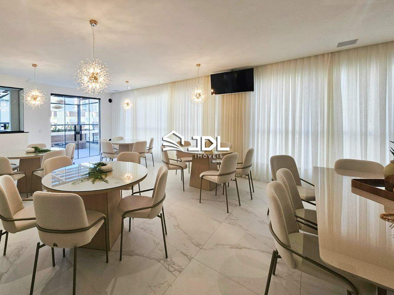 Apartamento à venda no bairro Meia Praia: 