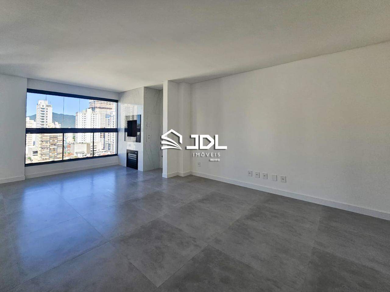Apartamento à venda no bairro Meia Praia: 