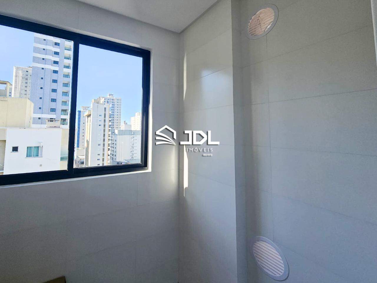 Apartamento à venda no bairro Meia Praia: 