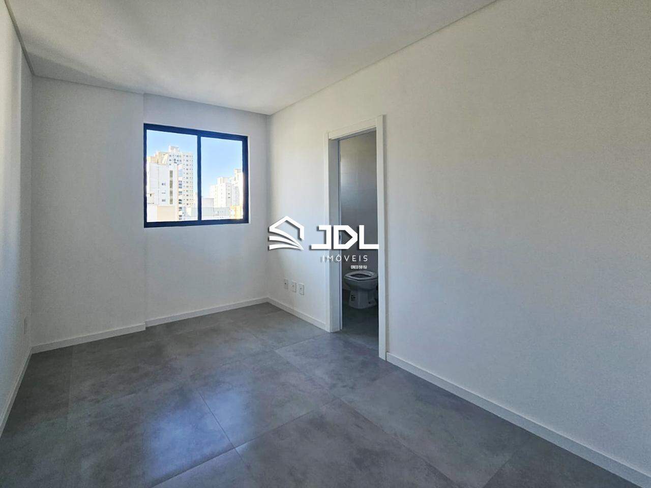 Apartamento à venda no bairro Meia Praia: 