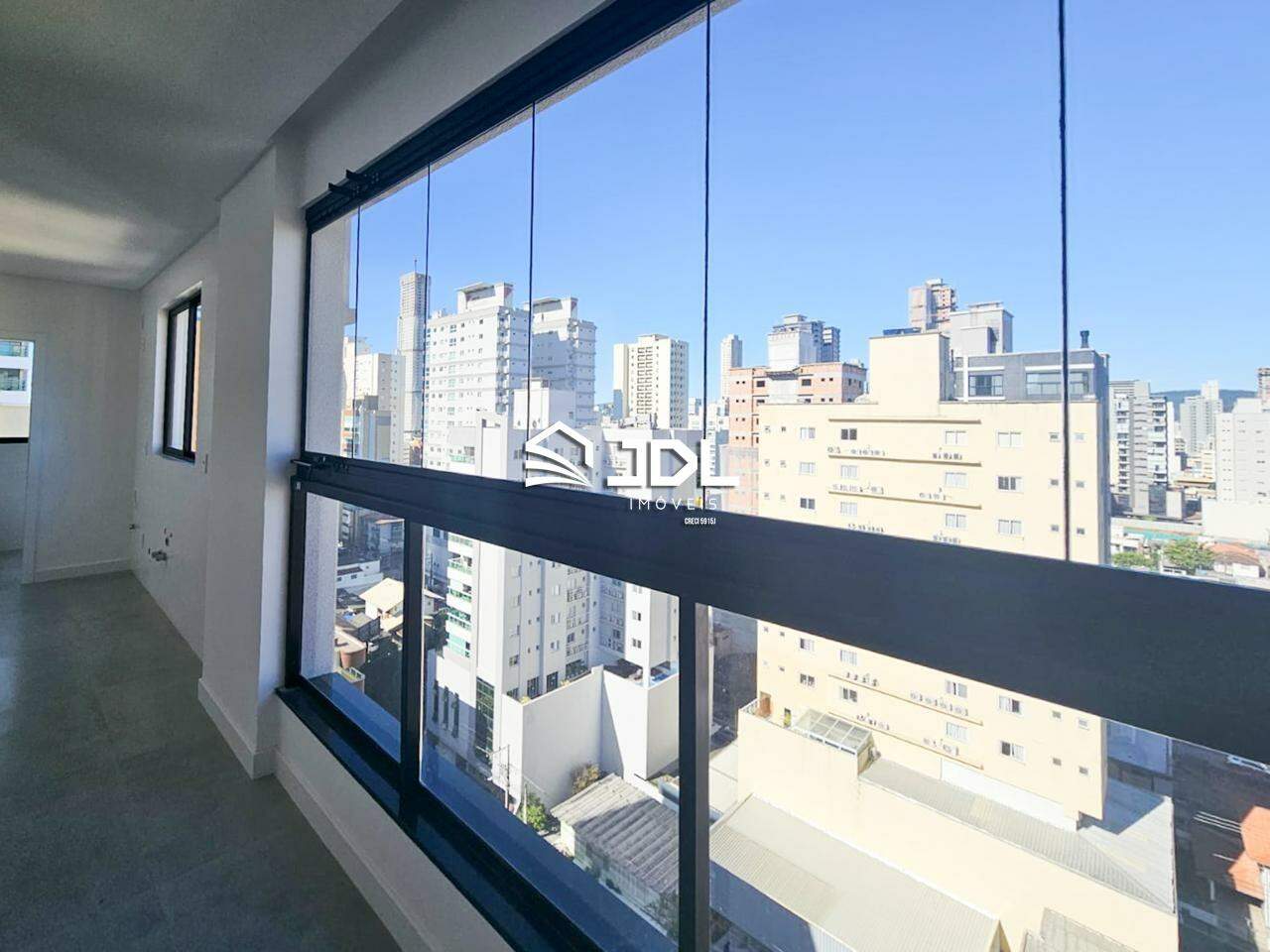 Apartamento à venda no bairro Meia Praia: 