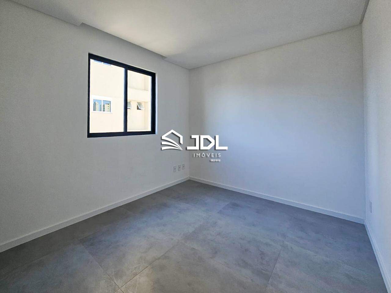 Apartamento à venda no bairro Meia Praia: 