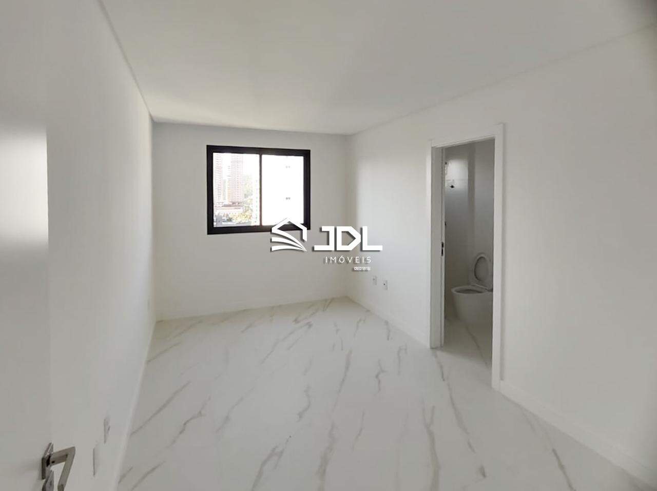 Apartamento à venda no bairro Meia Praia: 