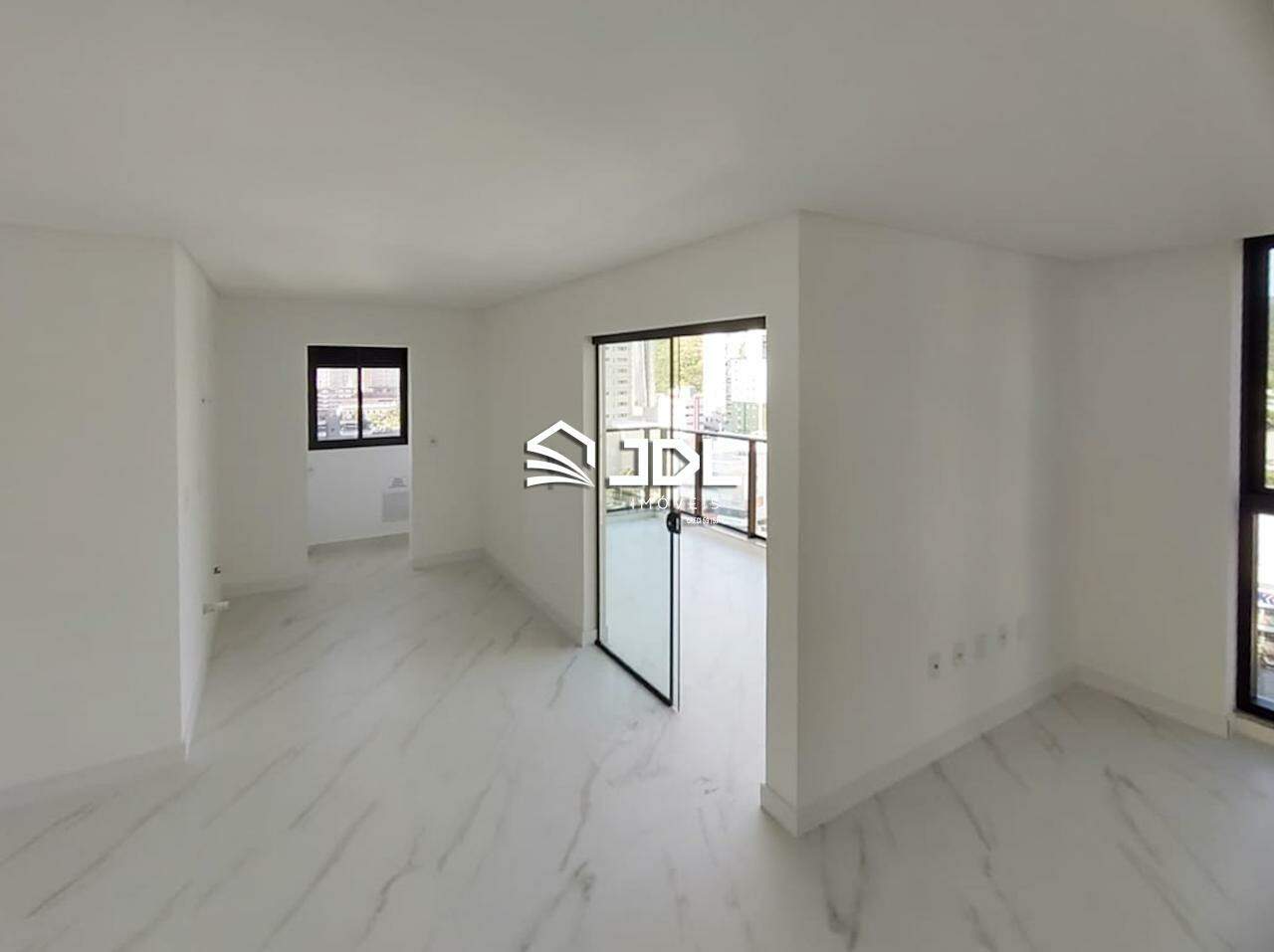 Apartamento à venda no bairro Meia Praia: 