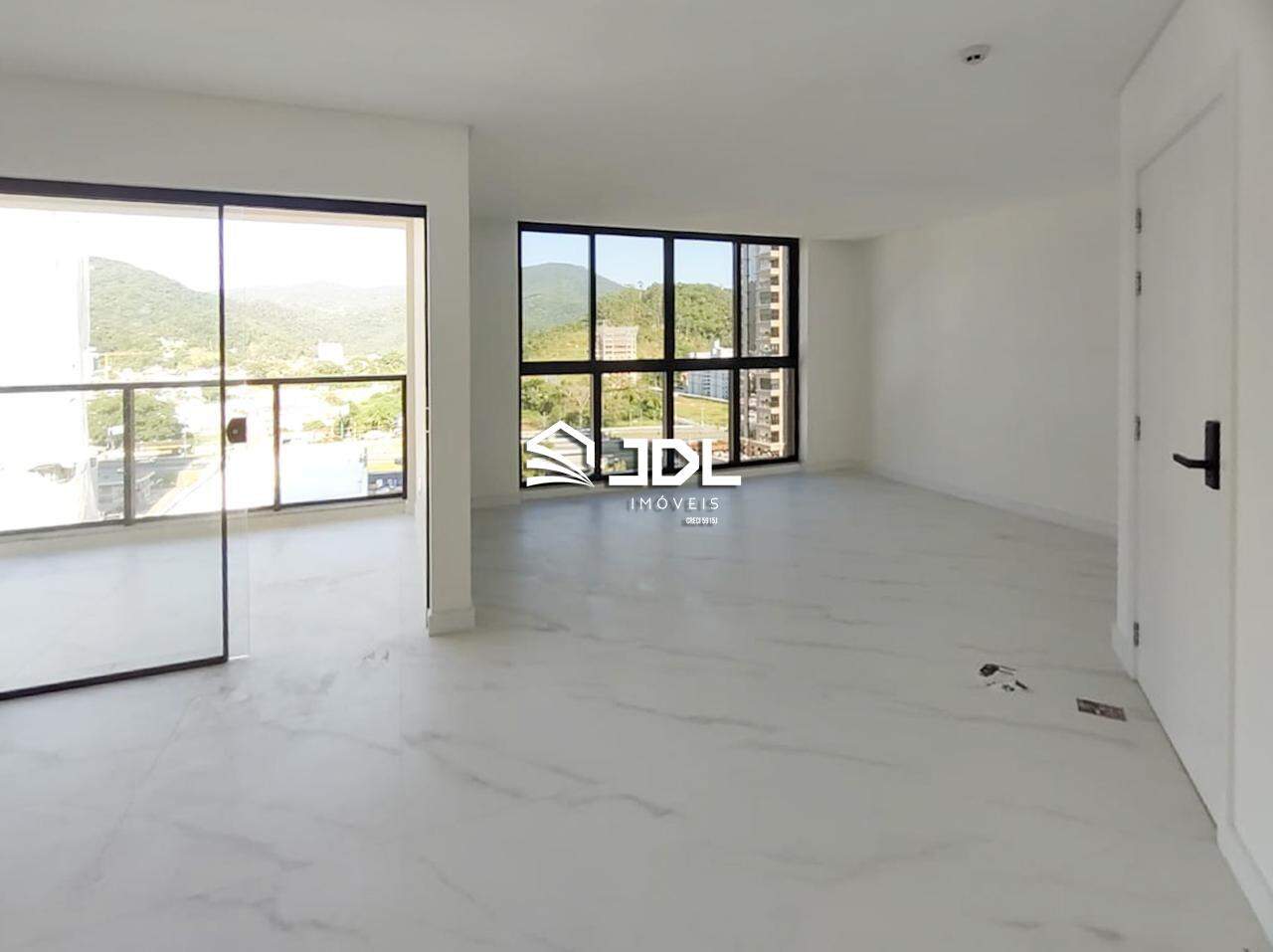 Apartamento à venda no bairro Meia Praia: 