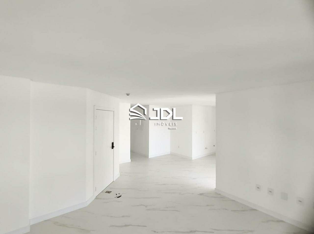 Apartamento à venda no bairro Meia Praia: 
