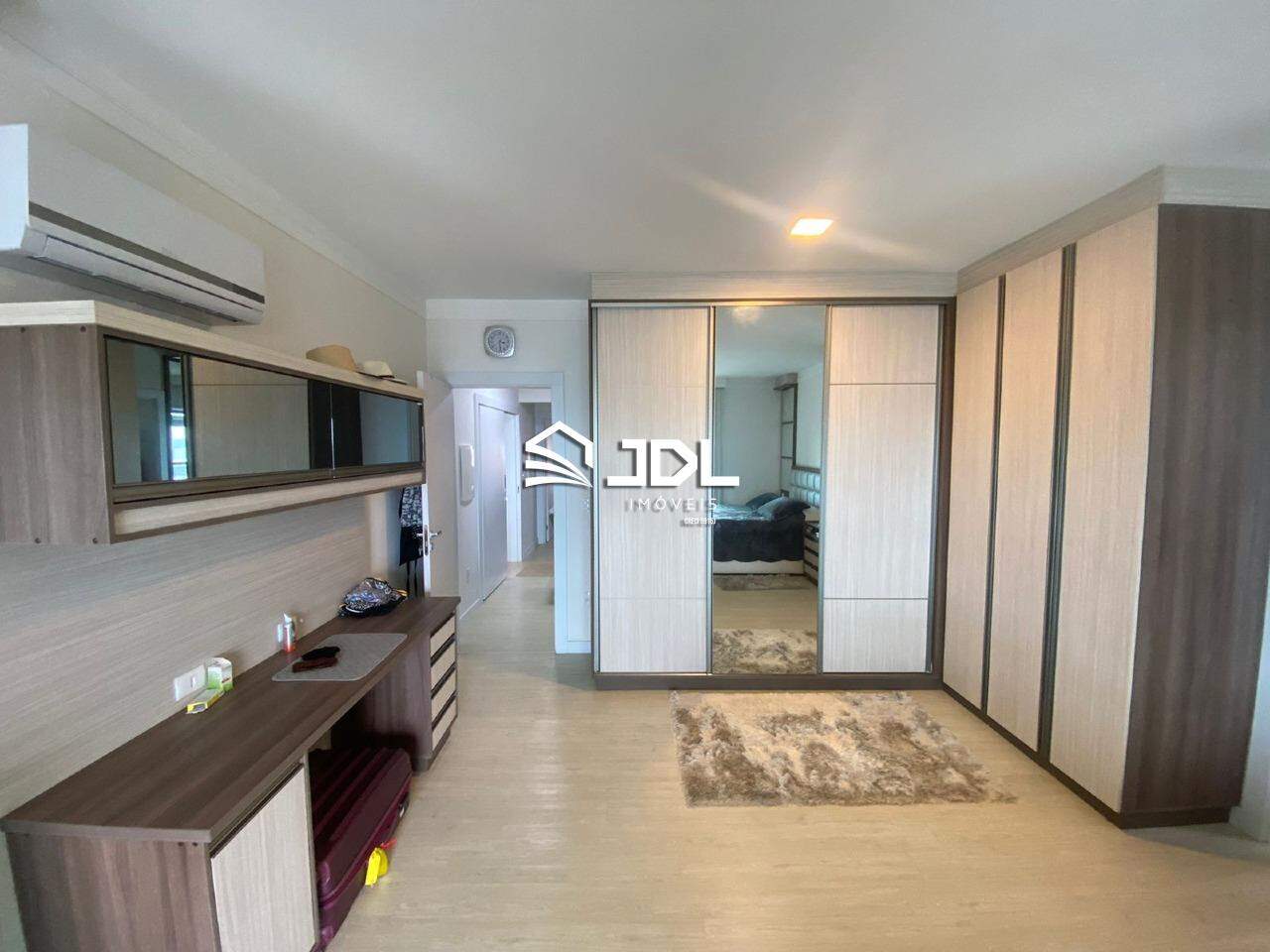 Apartamento à venda no bairro Meia Praia: 