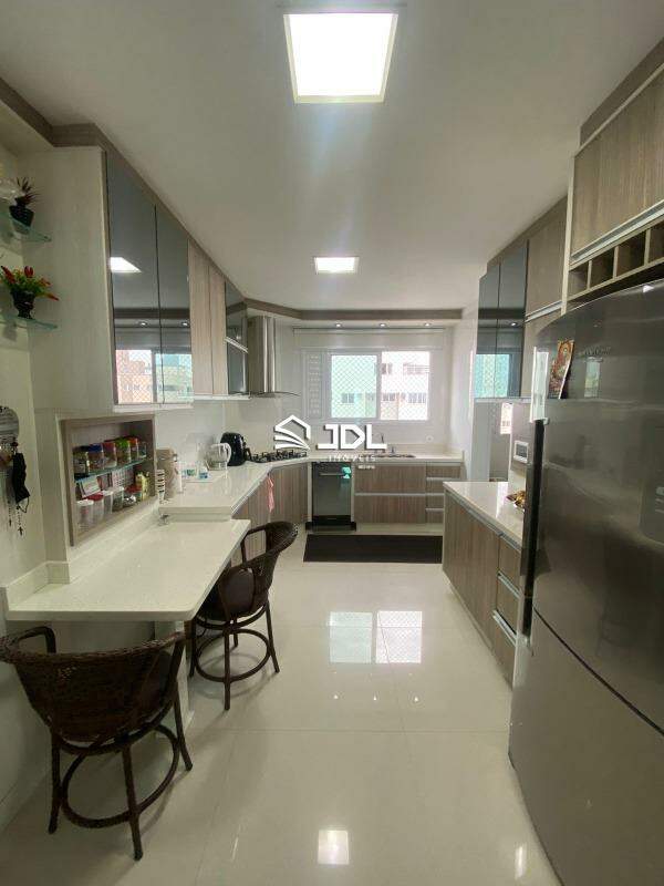 Apartamento à venda no bairro Meia Praia: 