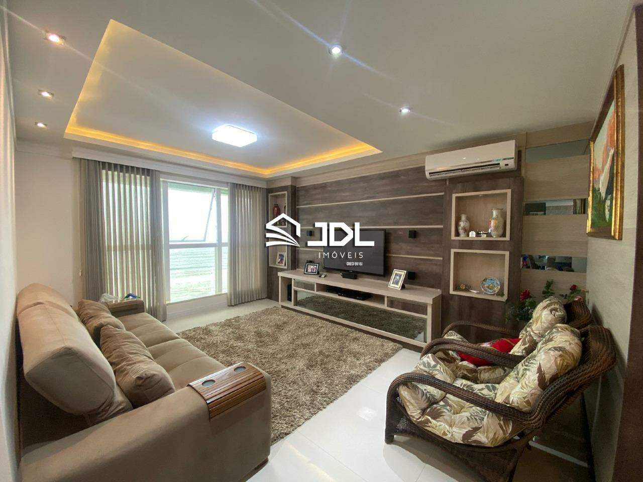 Apartamento à venda no bairro Meia Praia: 