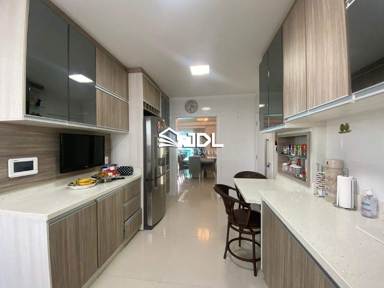 Apartamento à venda no bairro Meia Praia: 