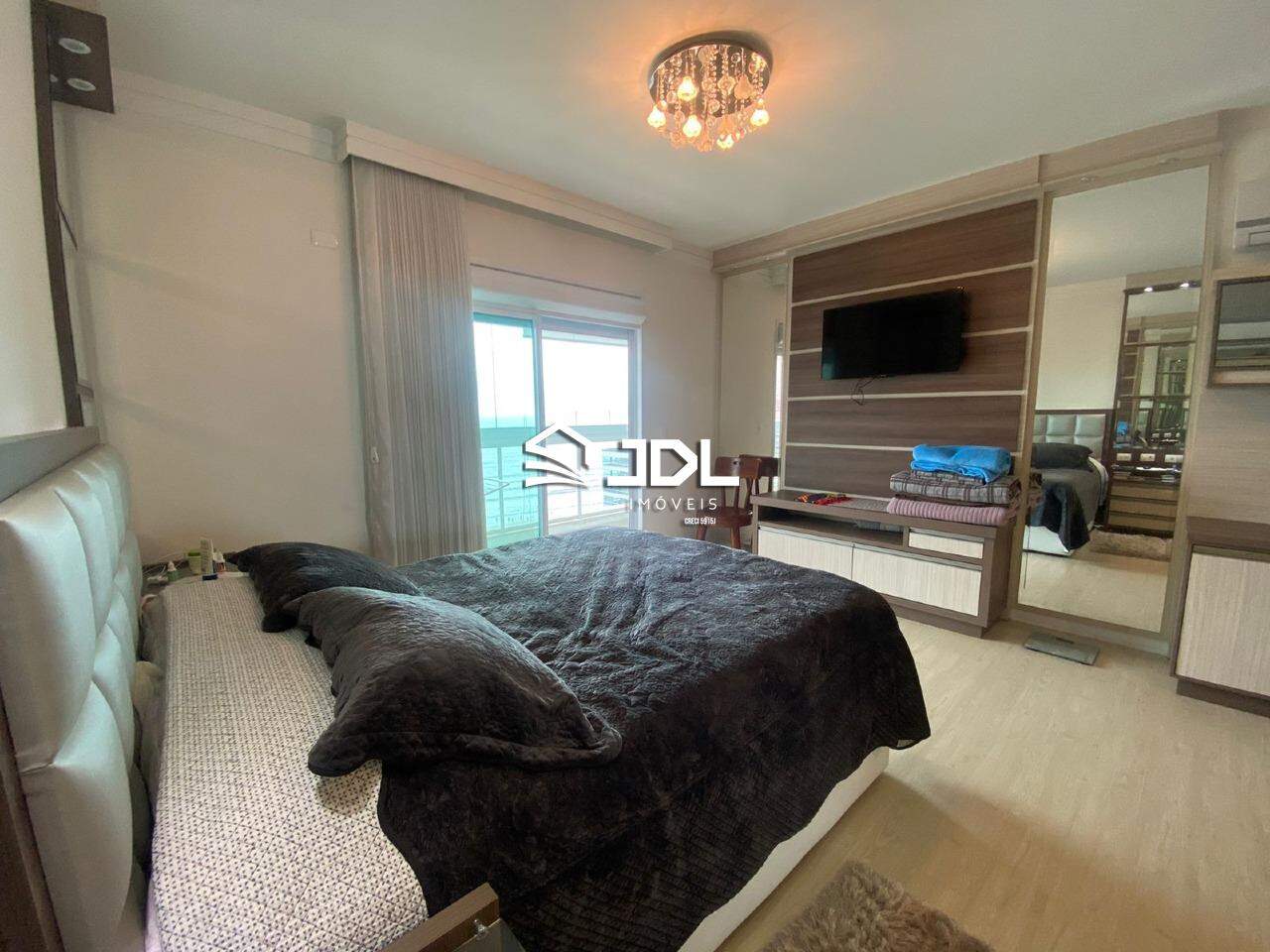 Apartamento à venda no bairro Meia Praia: 