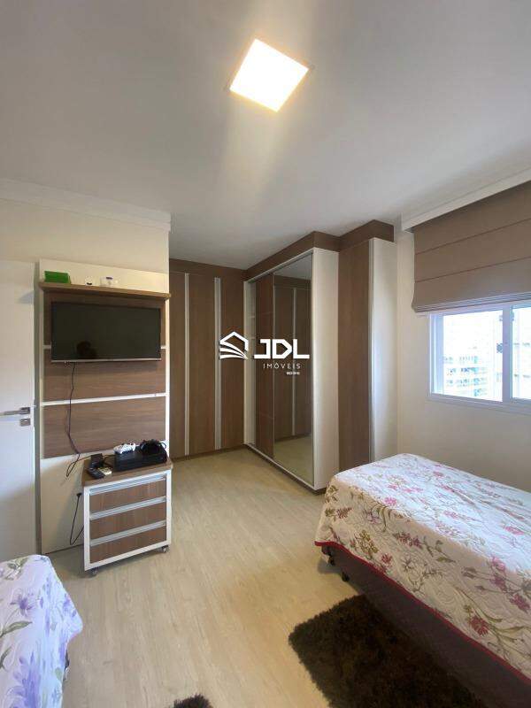 Apartamento à venda no bairro Meia Praia: 