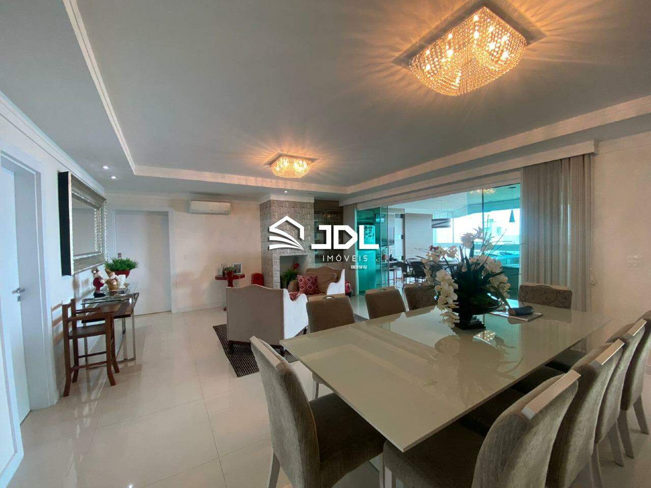 Apartamento à venda no bairro Meia Praia: 