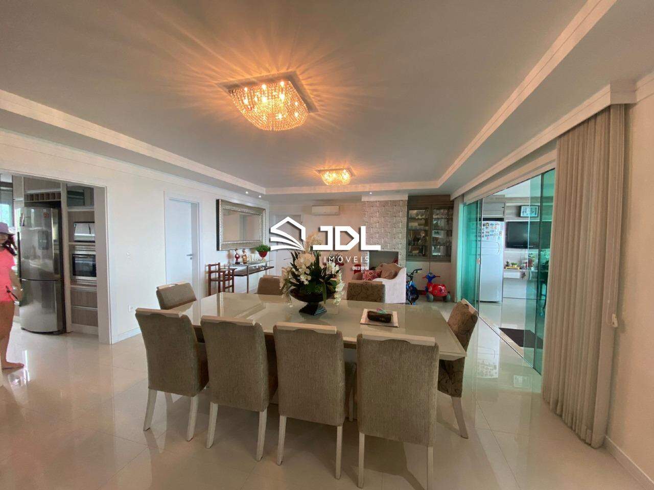 Apartamento à venda no bairro Meia Praia: 