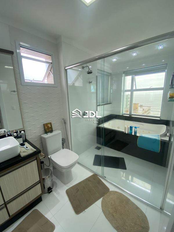 Apartamento à venda no bairro Meia Praia: 