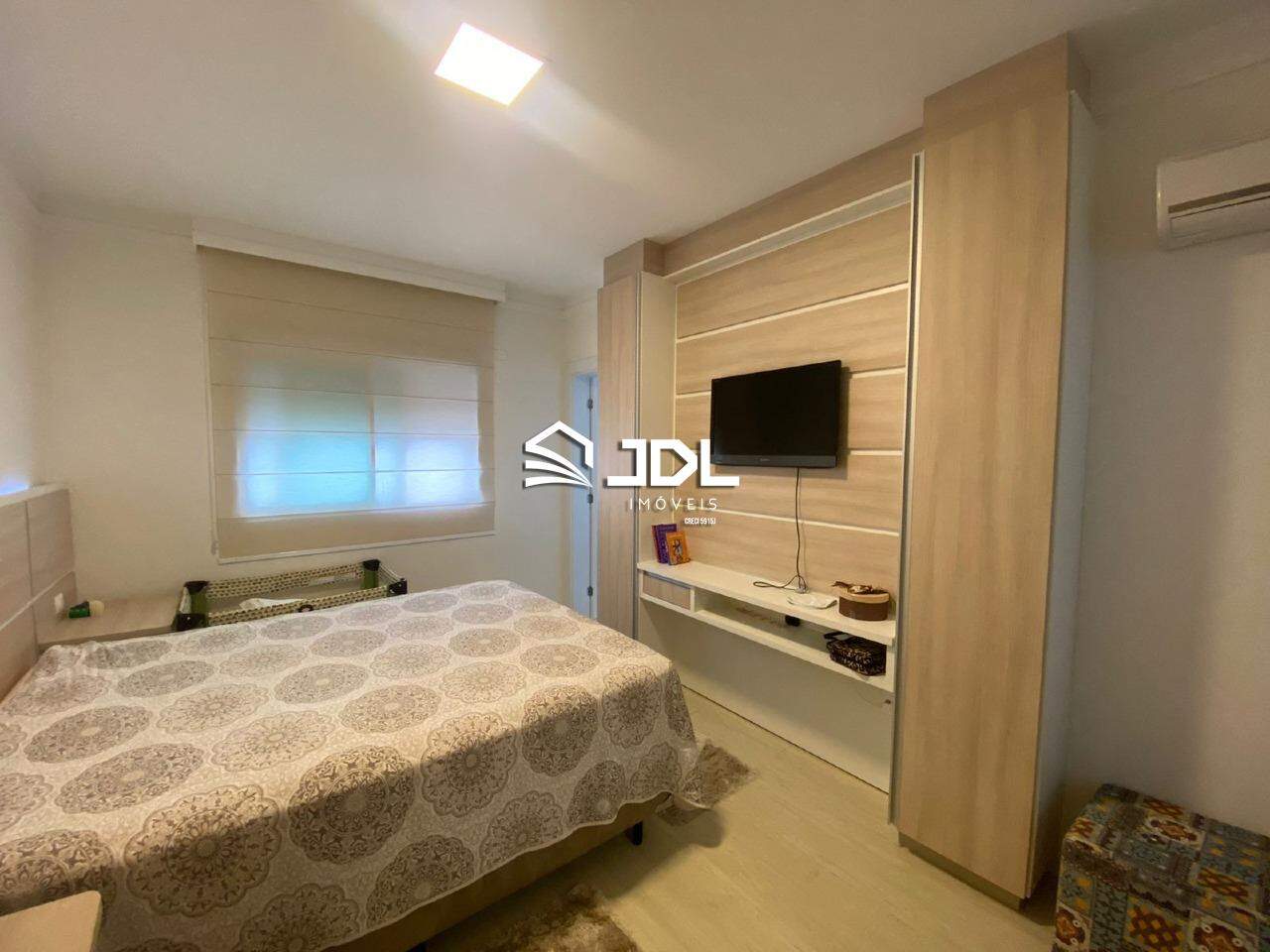 Apartamento à venda no bairro Meia Praia: 