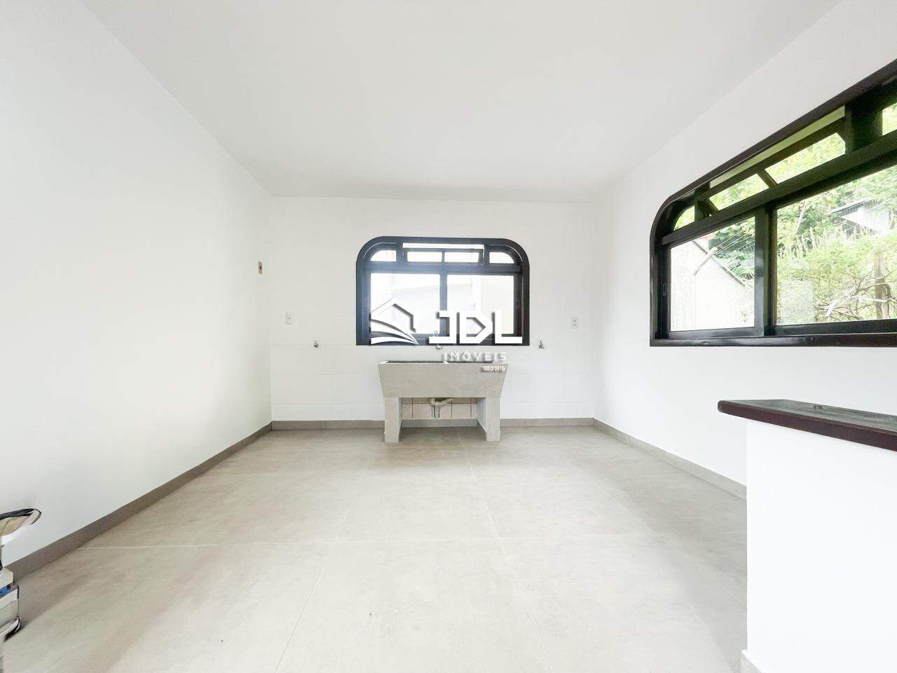 Casa à venda no bairro Velha Central: 