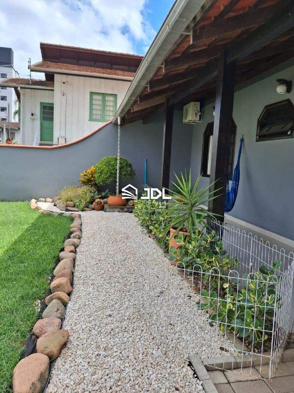 Casa à venda no bairro Velha: 
