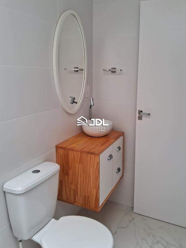 Casa à venda no bairro Meia Praia: 