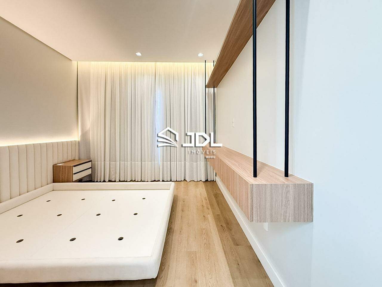 Casa à venda no bairro Velha Central: 