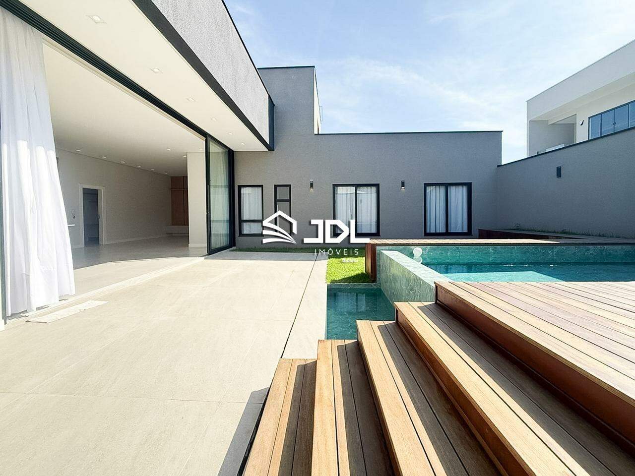 Casa à venda no bairro Velha Central: 