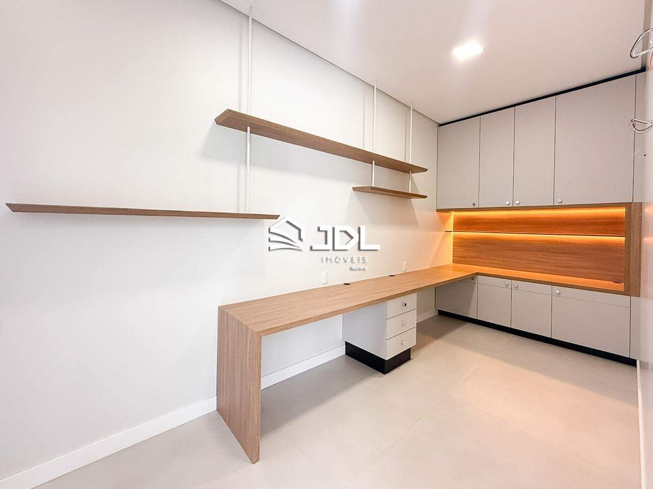 Casa à venda no bairro Velha Central: 