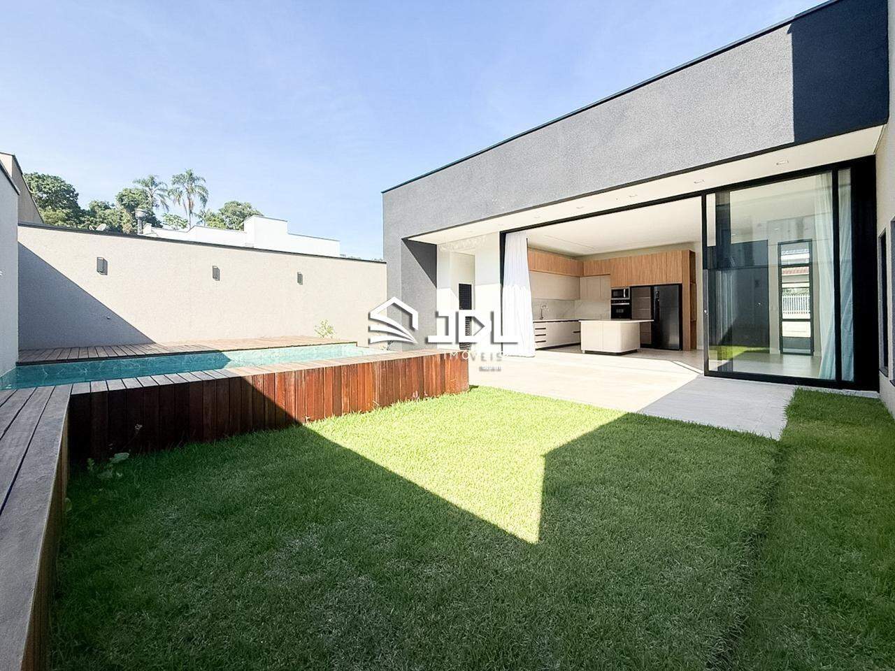 Casa à venda no bairro Velha Central: 