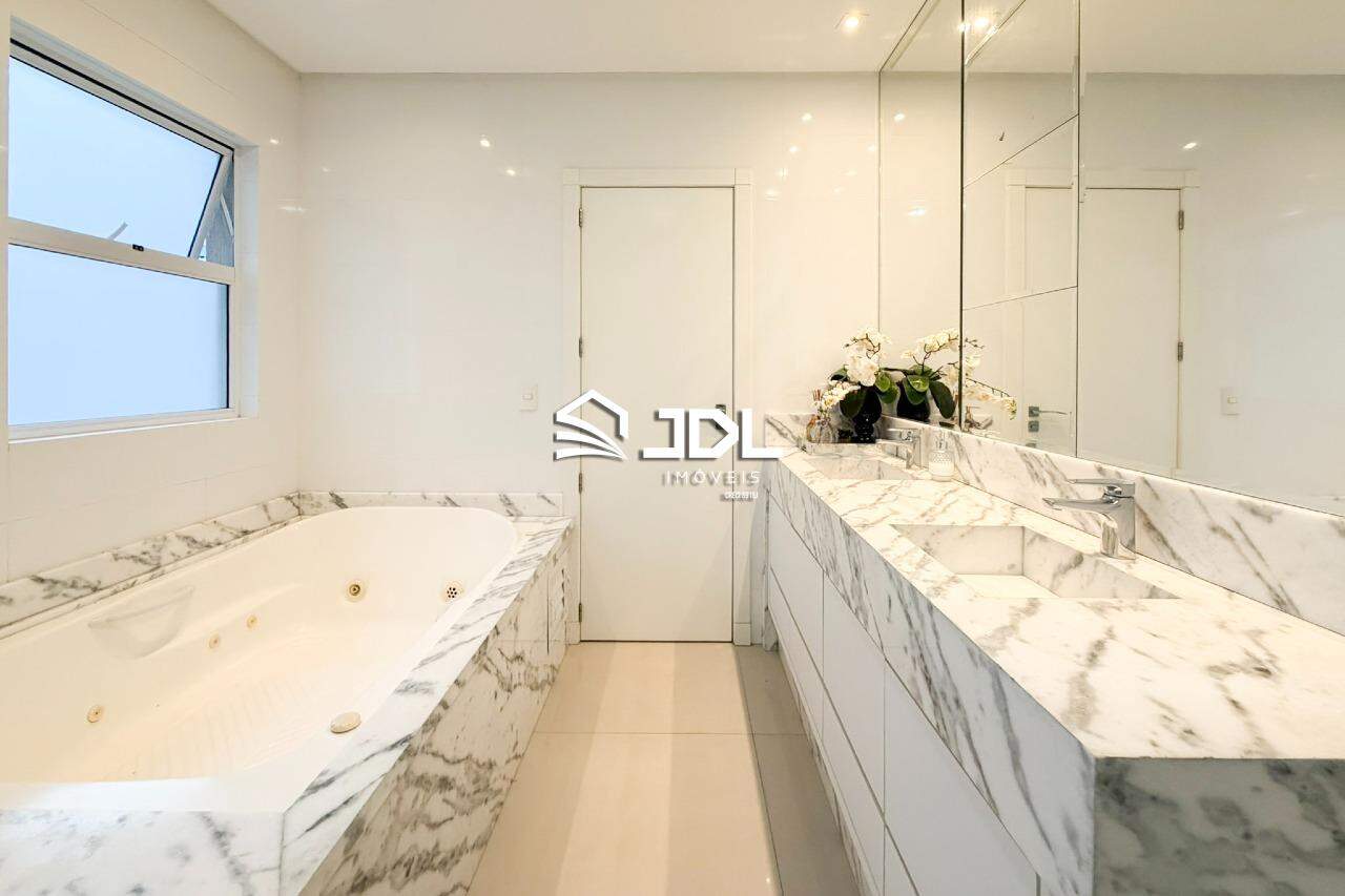 Apartamento à venda no bairro Meia Praia: 