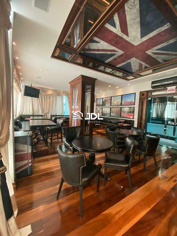 Apartamento à venda no bairro Meia Praia: 