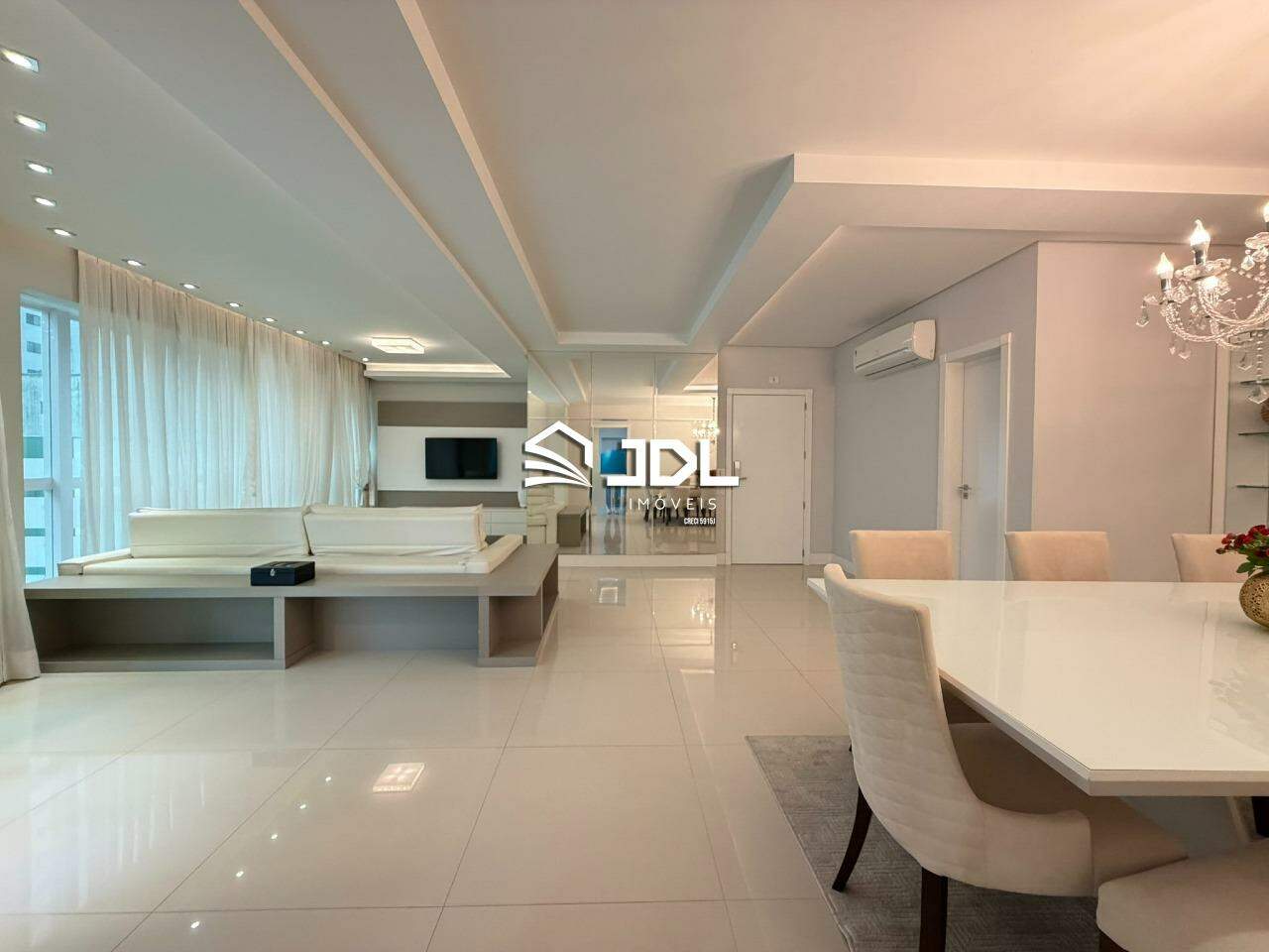 Apartamento à venda no bairro Meia Praia: 