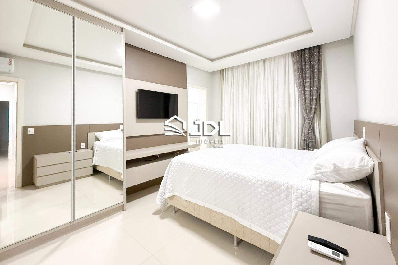 Apartamento à venda no bairro Meia Praia: 