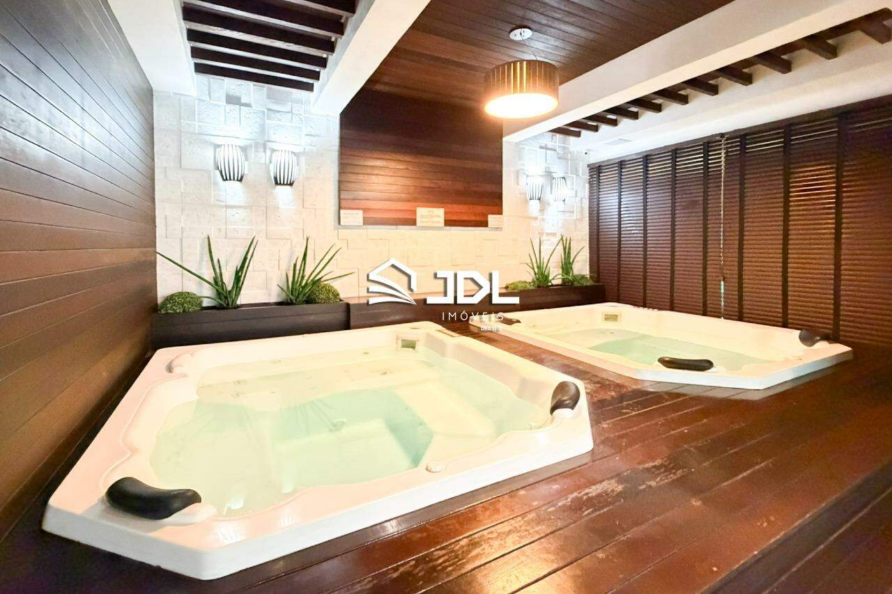 Apartamento à venda no bairro Meia Praia: 