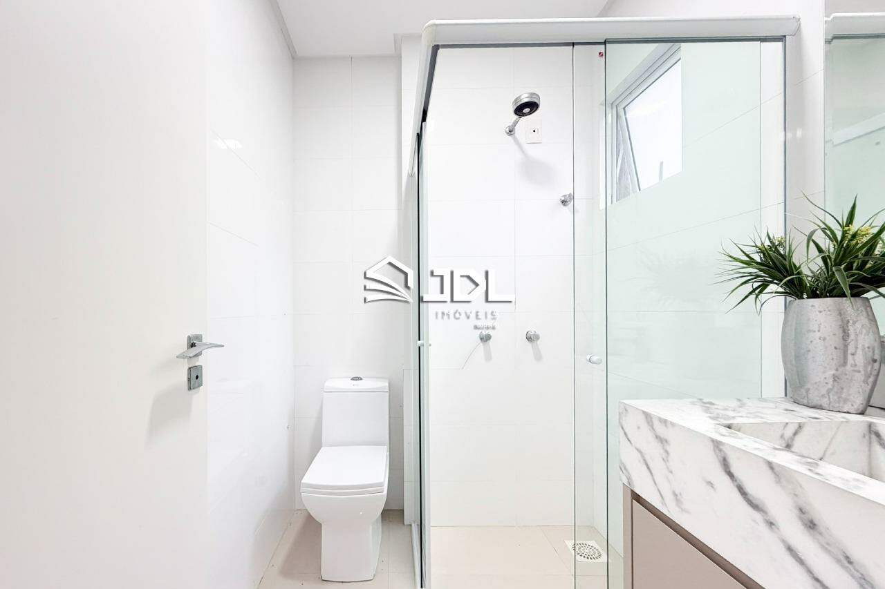 Apartamento à venda no bairro Meia Praia: 
