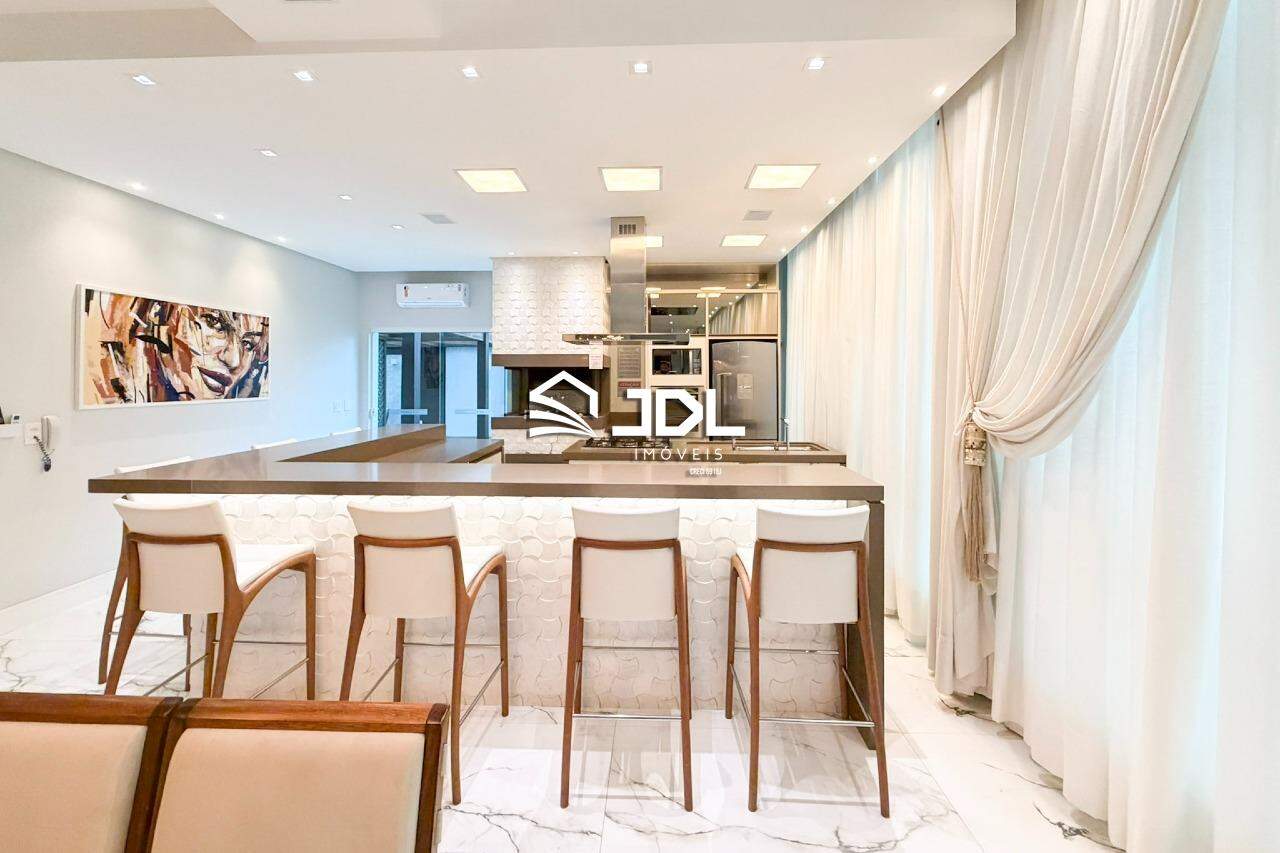 Apartamento à venda no bairro Meia Praia: 