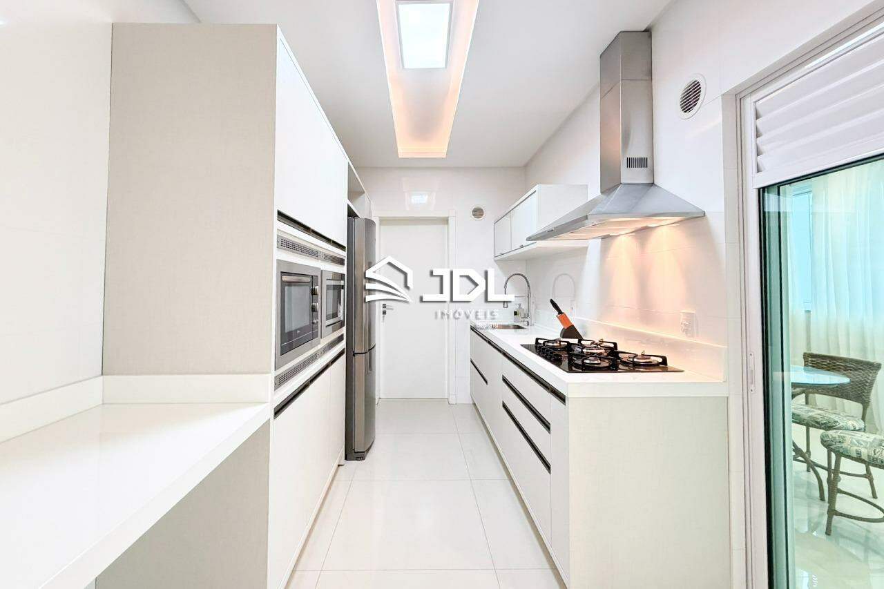 Apartamento à venda no bairro Meia Praia: 