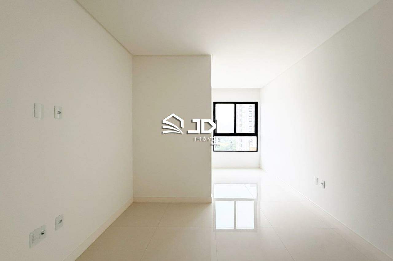 Apartamento à venda no bairro Meia Praia: 