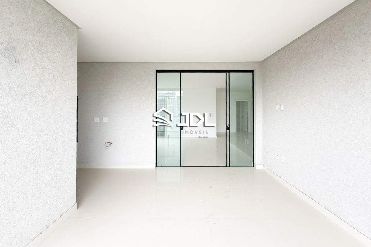Apartamento à venda no bairro Meia Praia: 