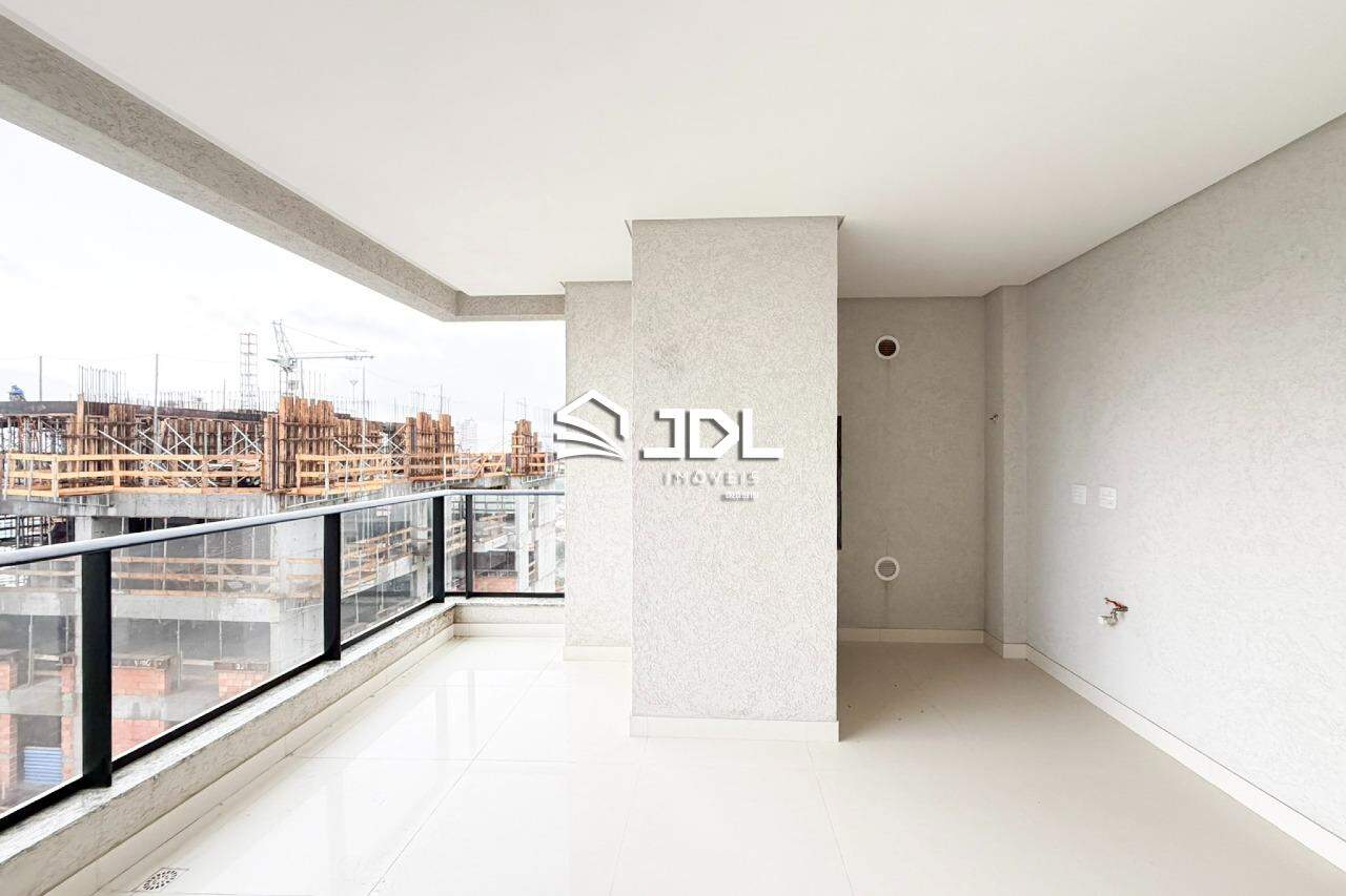 Apartamento à venda no bairro Meia Praia: 