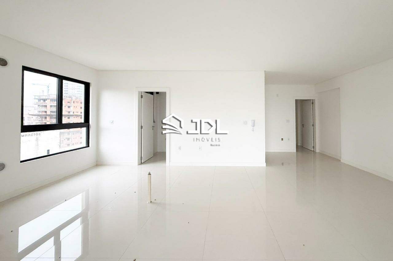 Apartamento à venda no bairro Meia Praia: 